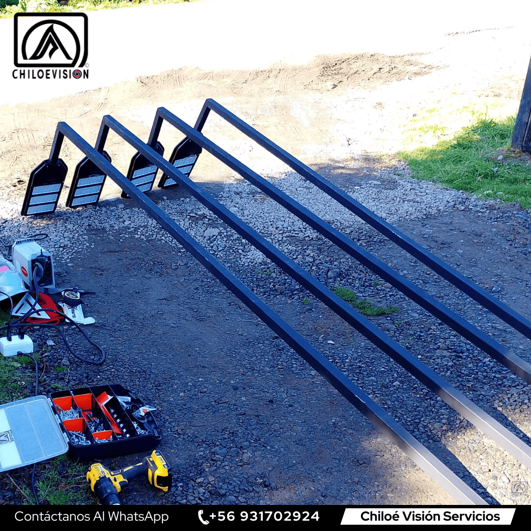 Instalación de Focos Solares con Soporte Metálico en Chiloé